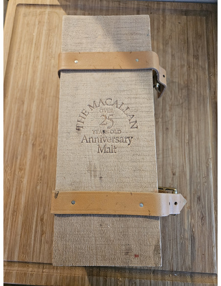 The Macallan Whisky Anniversary Malt 25 year old 012